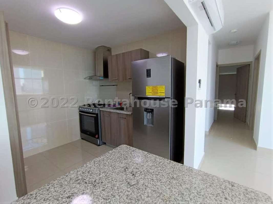 Infinity rooftop pool with ocean and skyline views at PH Bella Vista Park Panama City