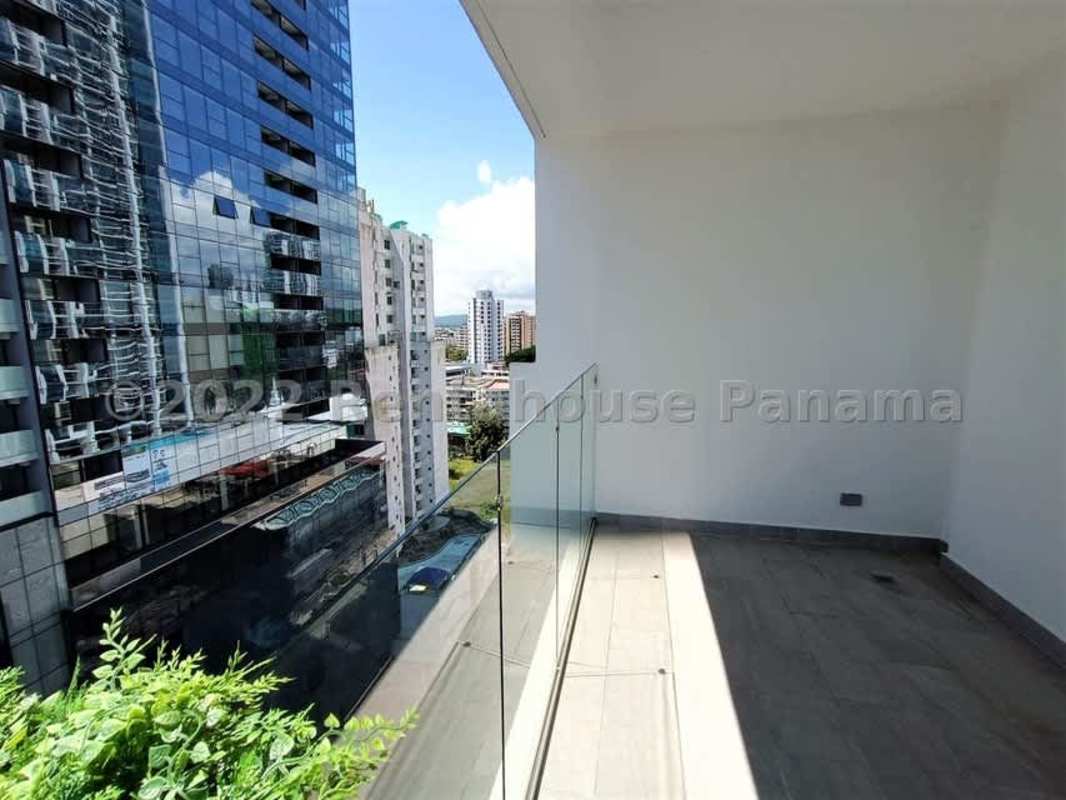 Master bedroom with walk-in closet, ensuite bathroom, ocean and skyline views in PH Bella Vista Park Panama City