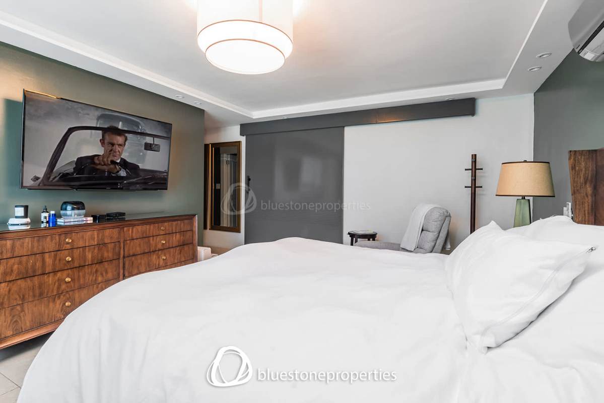 Spacious living dining area with balcony access, panoramic views in PH Marbella Tower Panama