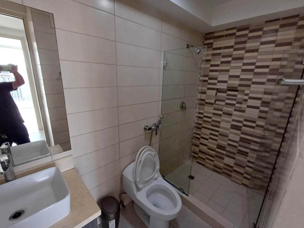 Modern bathroom with tiled walk-in shower and glass screen PH Sky Point Panama City