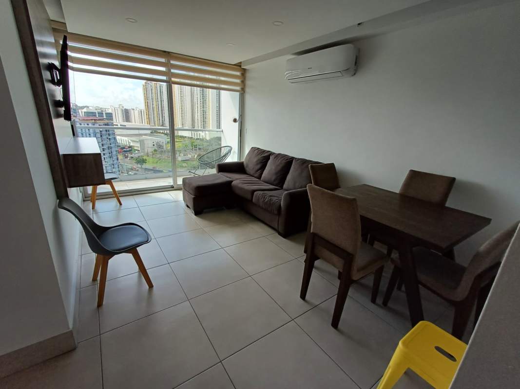 Bright second bedroom with large windows, city view, AC and closet PH Sky Point Panama City