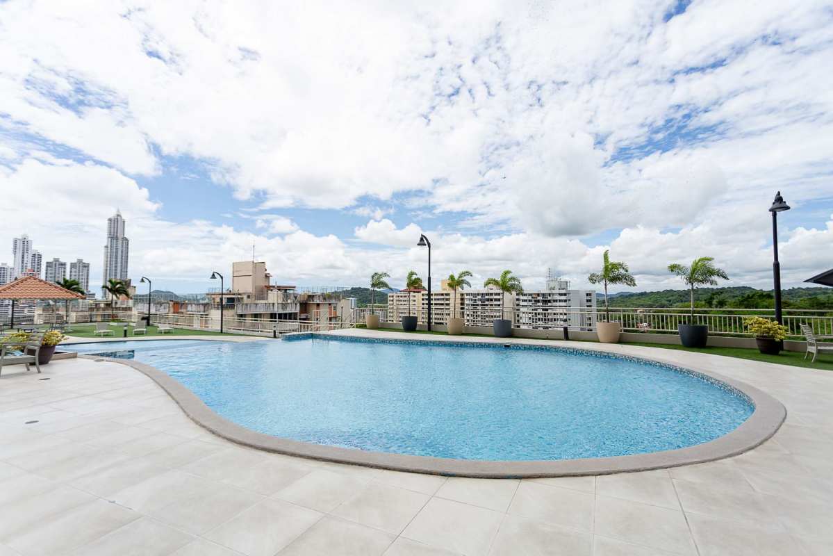Private balcony overlooking Panama City skyline in PH Mei Towers El Dorado