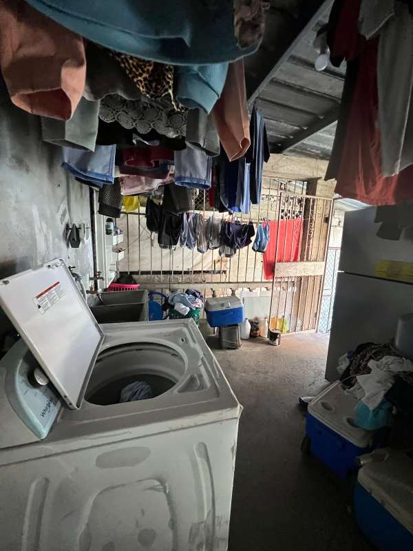 Traditional kitchen with tiled backsplash, granite countertops, gas stove Panama