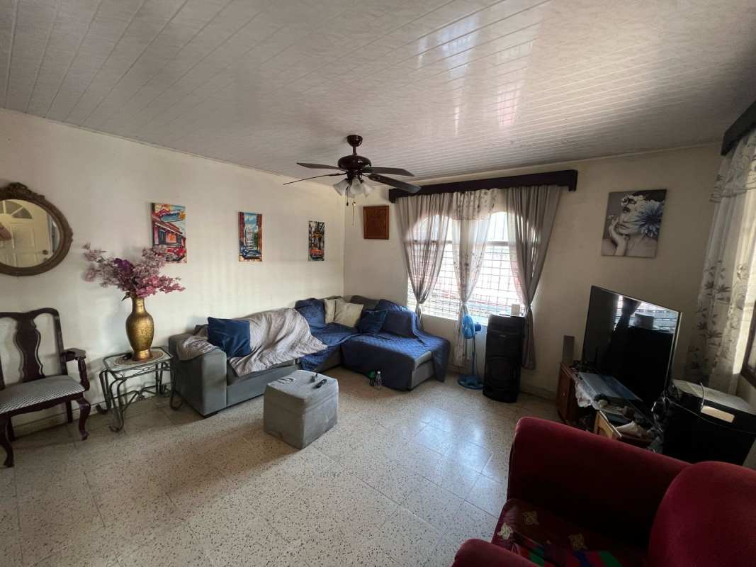Living room with sofa, windows and ceiling fan in Los Andes San Miguelito house