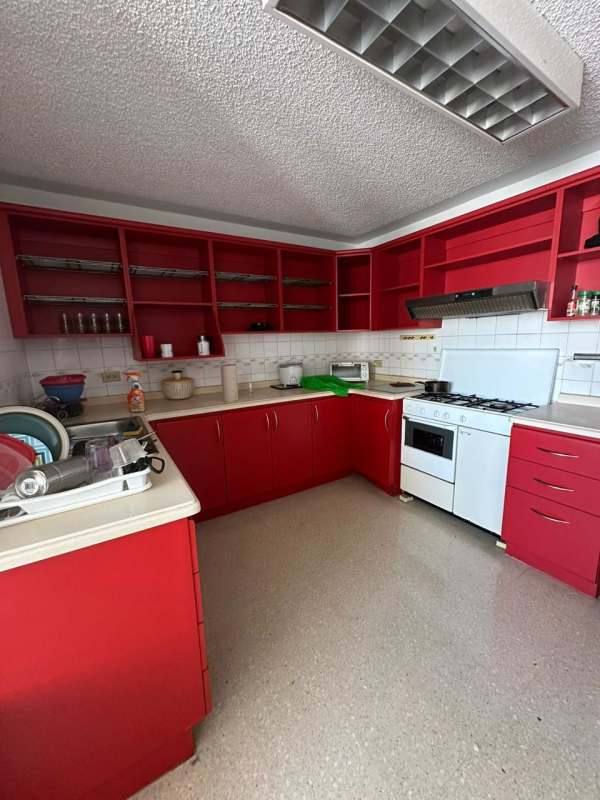 Unfurnished living room with tile flooring and bright windows in Obarrio apartment rental Panama