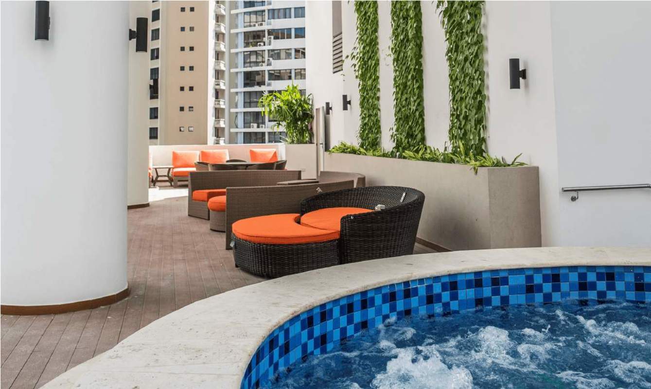 Jacuzzi with cushioned seats and greenery at PH Deluxe Residences Punta Paitilla