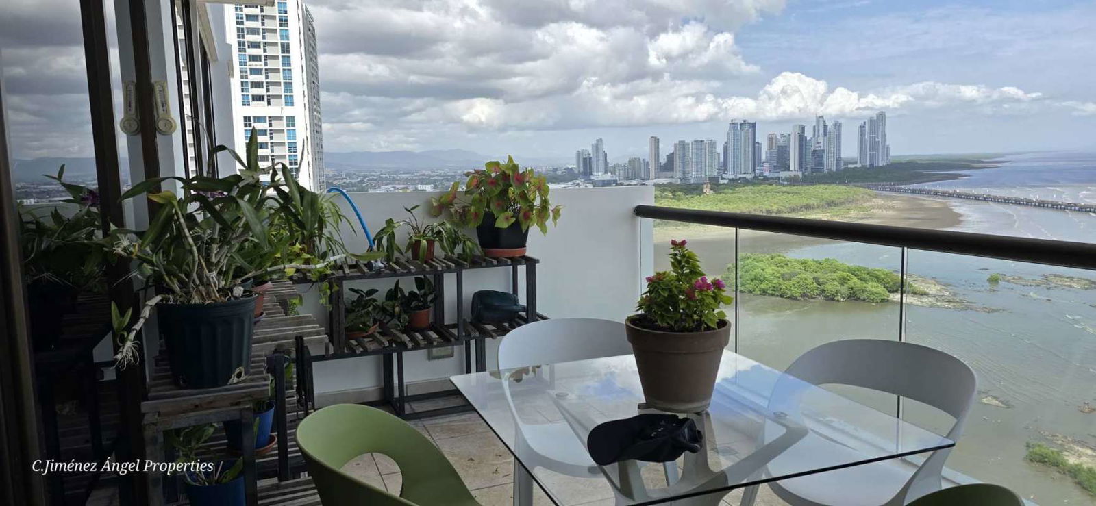 Modern bathroom with marble finishes glass shower PH Dal Mare Coco del Mar Panama apartment for sale