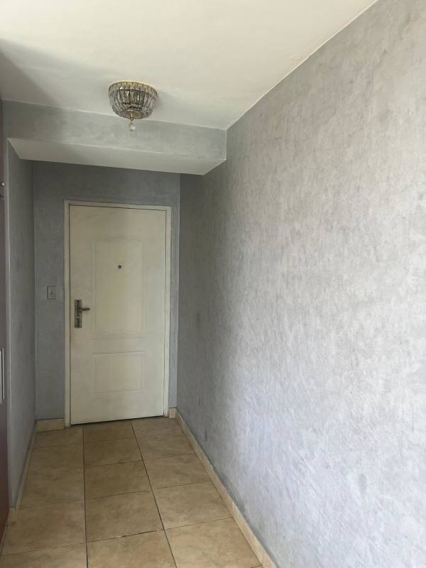 Small bedroom with bunk bed, closet, window and ceramic floor for rent in PH Green Park Condado del Rey Panama