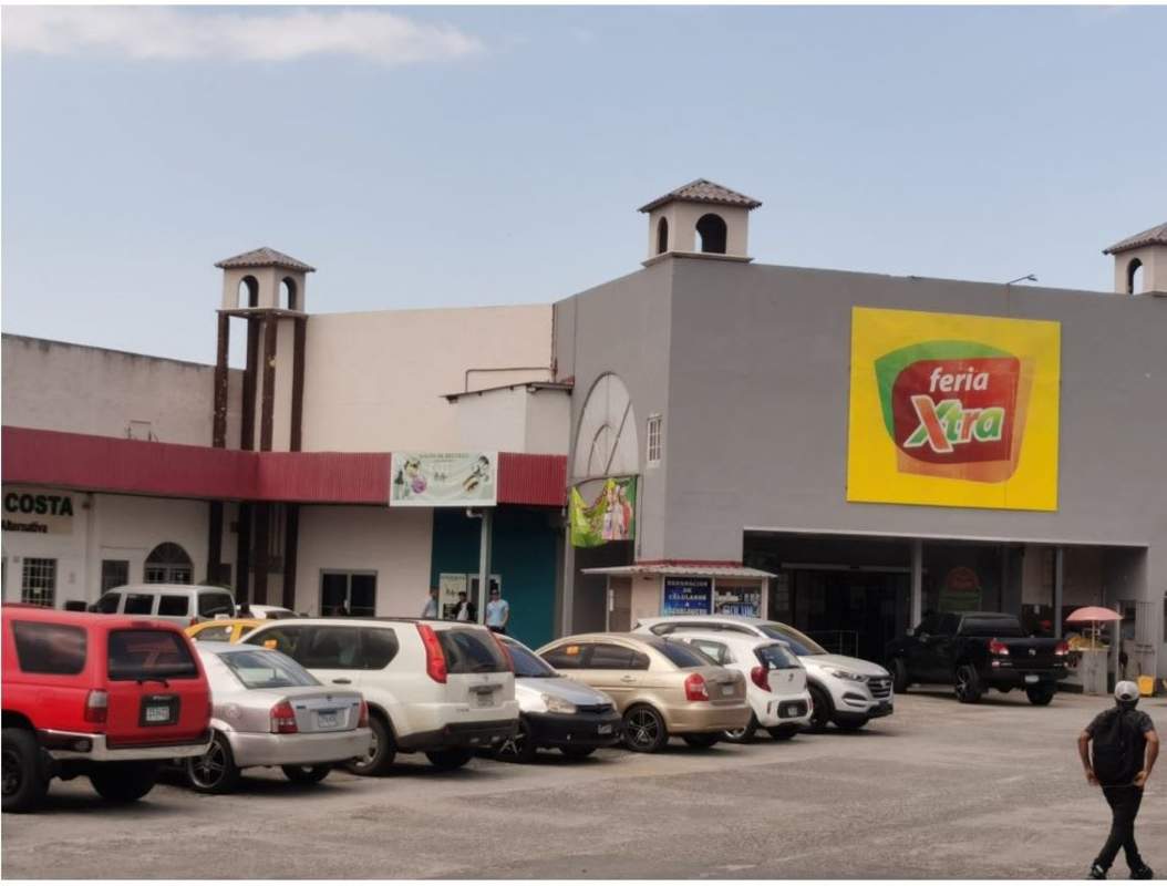 Supermarket Xtra facade and parking lot view within Centro Comercial Las Mañanitas Panama City