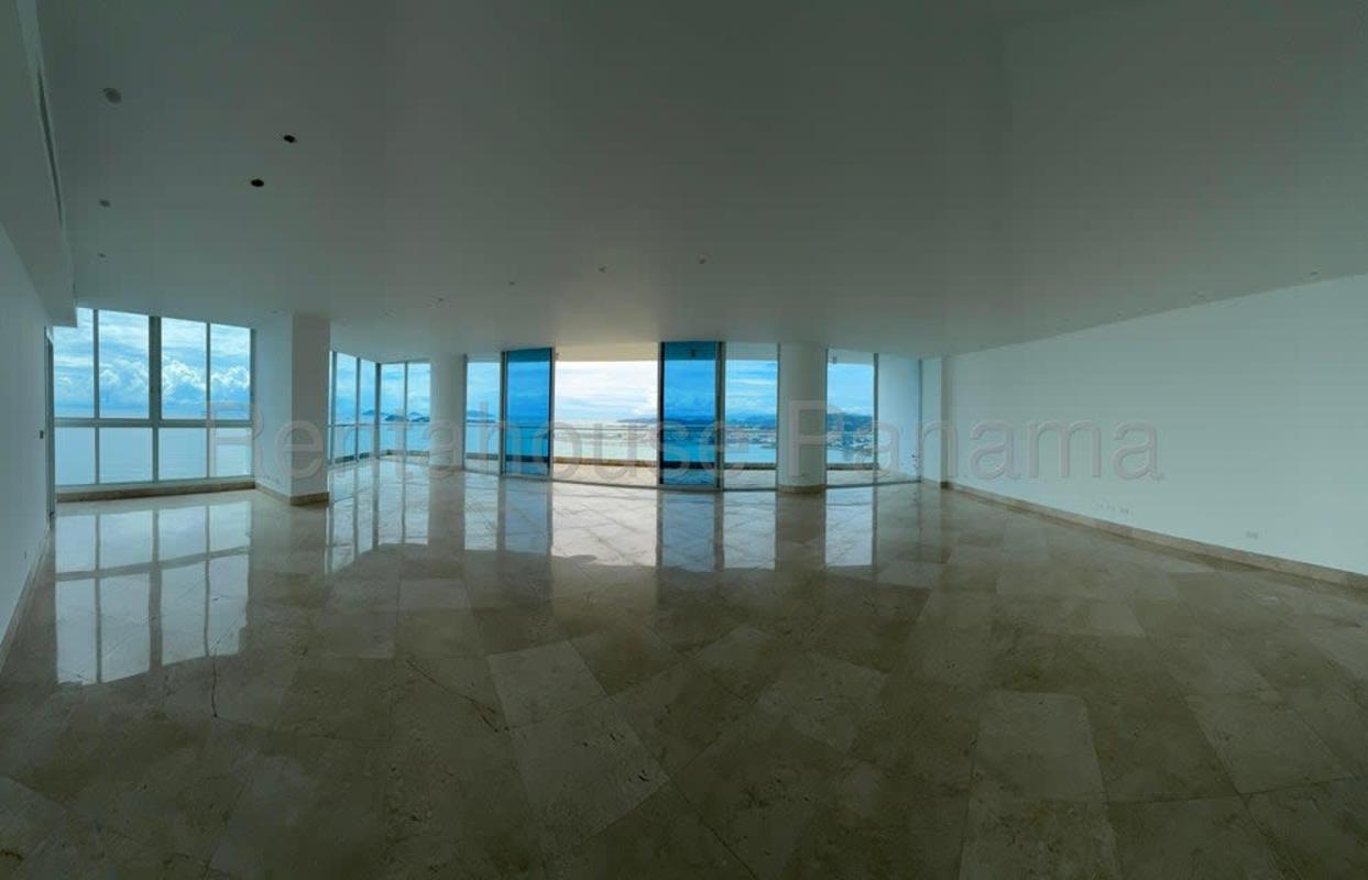 Infinity pool overlooking Pacific Ocean with skyline background at PH The Point in Punta Paitilla