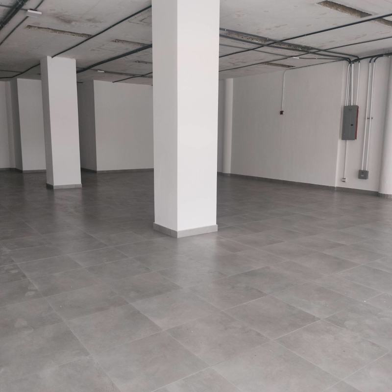 Spacious empty new commercial unit with tiled floor and exposed ceiling Panama City