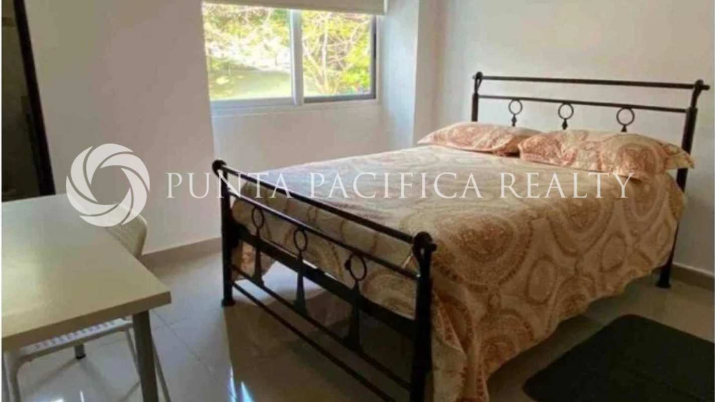 Second bedroom with window and closet at PH Sun City Albrook