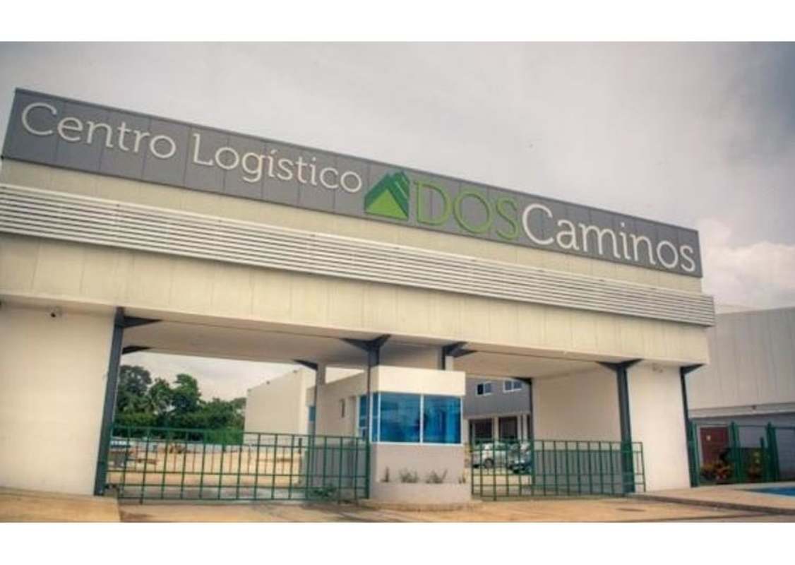 Spacious empty warehouse with mezzanine, high ceilings and concrete floors at Centro Logístico Dos Caminos Panama