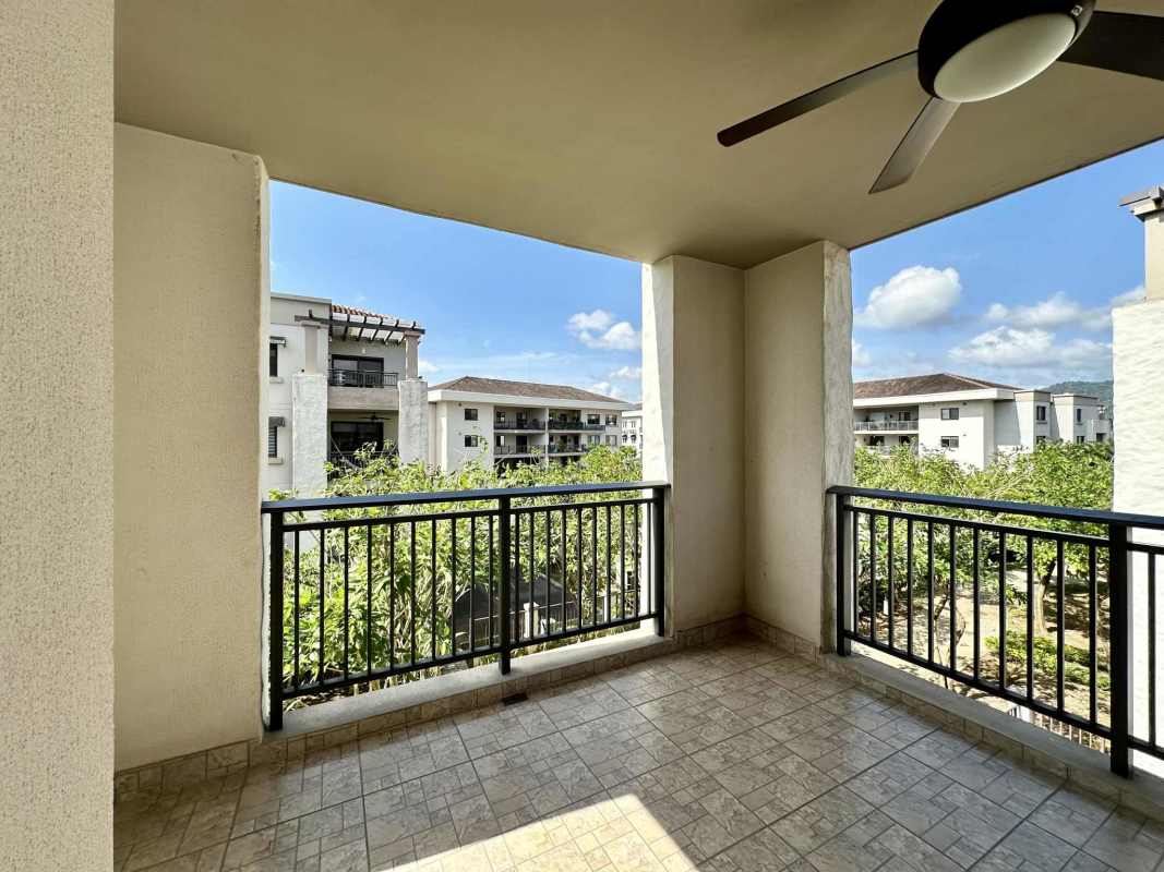 Bright master bedroom with ensuite bathroom and view of gardens in River Valley Panama Pacifico
