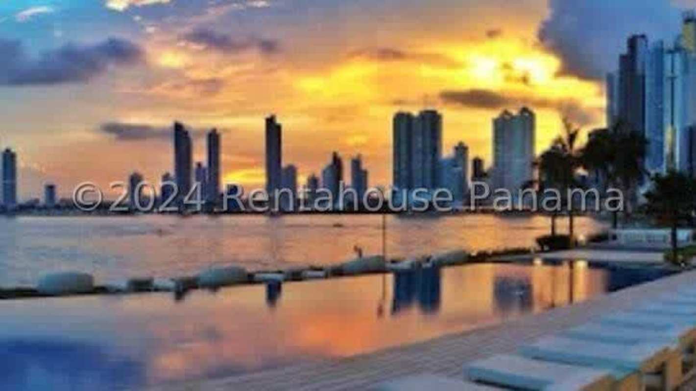 Modern dining area with panoramic views in PH Pacific Point Punta Paitilla Panama