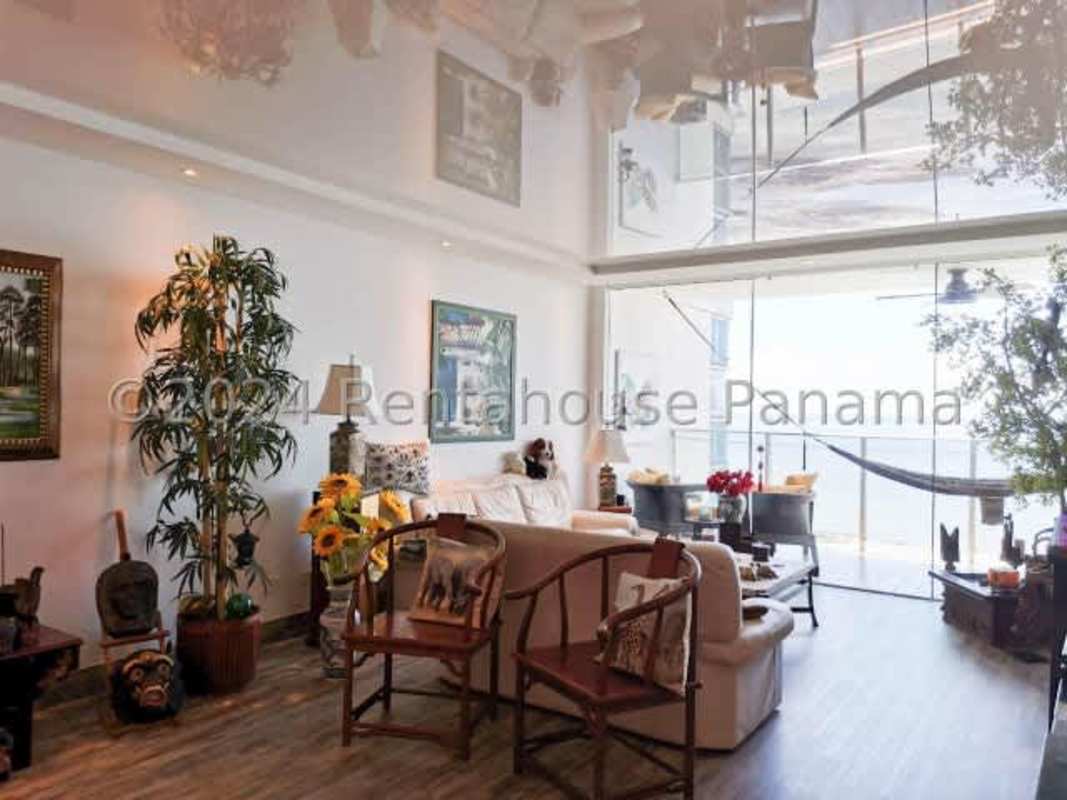 Fully equipped luxury kitchen with granite countertops, stainless appliances, wood cabinets