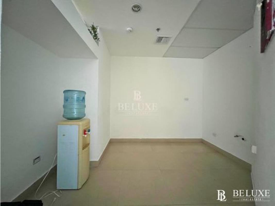 Private office space with glass wall and natural light in PH Global Bank Tower, Panama