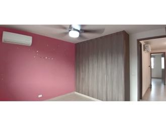 Large master bedroom featuring en-suite bath in Panama Pacifico rental home