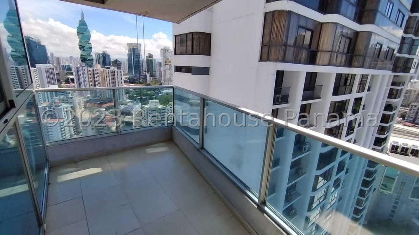 Master bedroom with ocean and city views in PH BICSA Financial Center Panama