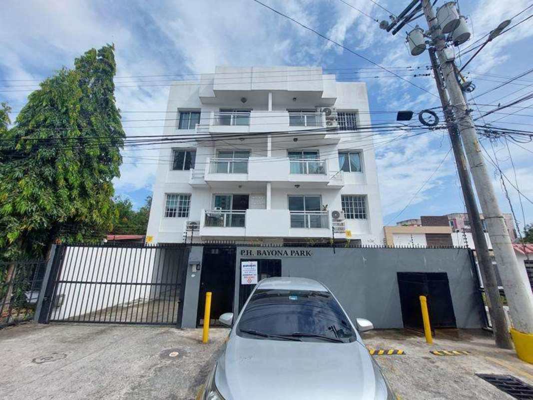Four-story apartment building PH Beyona Park with balconies, gated entrance and parking Parque Lefevre Panama