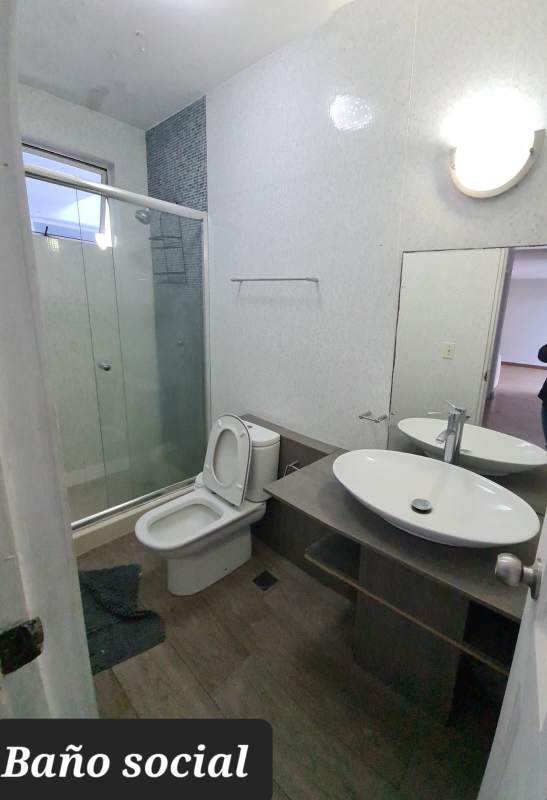 Elegant guest bathroom with glass enclosed shower apartment PH Blue Park Panama