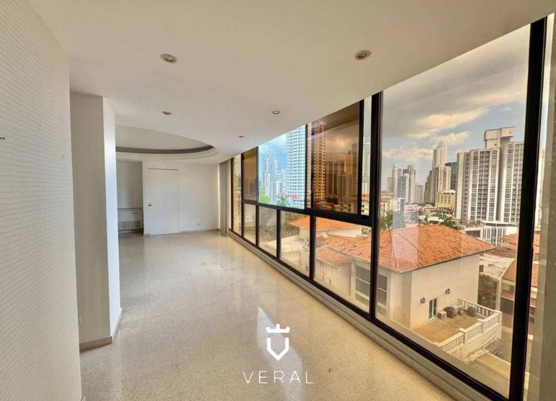 Master bedroom with balcony, walk-in closet and ensuite bath in Torre La Cresta Panama