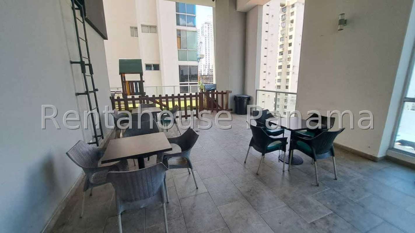 Bedroom with AC, built-in closet and city view in PH Quartier 74 Panama