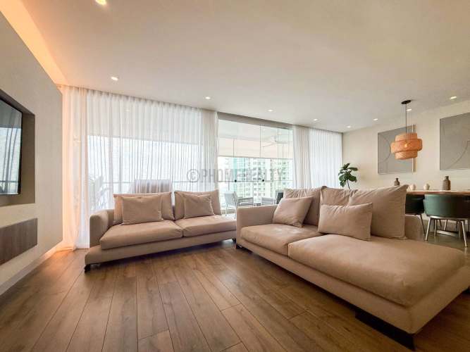 Spacious bedroom with split AC built-in closet large windows PH Pacific Sea San Francisco Panama