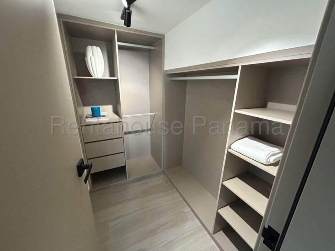 Modern bathroom with walk-in glass shower PH Dooville Panama