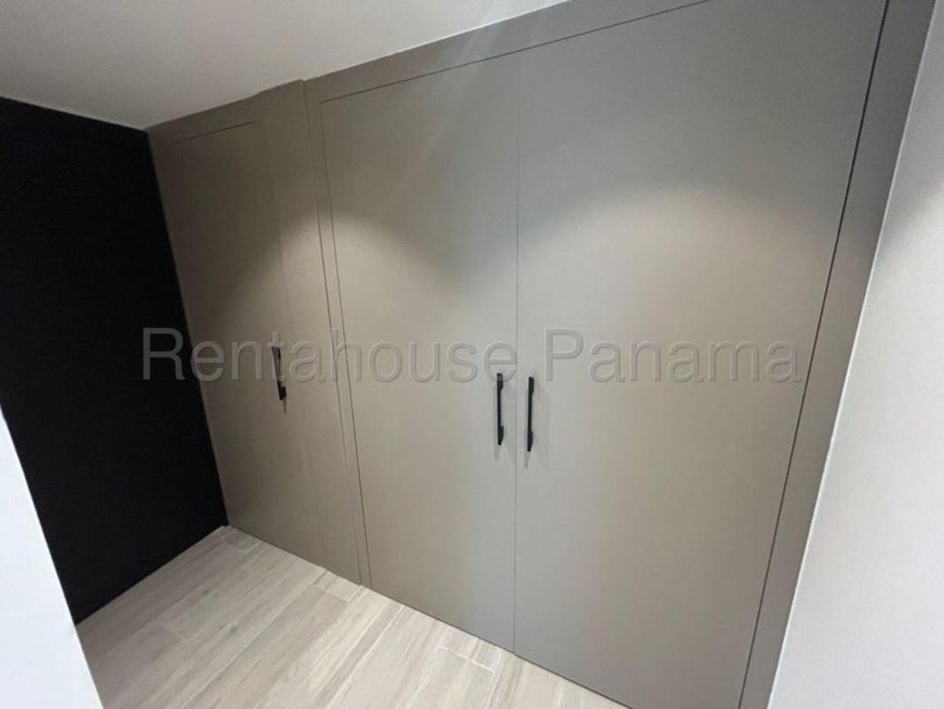 Balcony with glass railing and city view PH Dooville Coco del Mar Panama