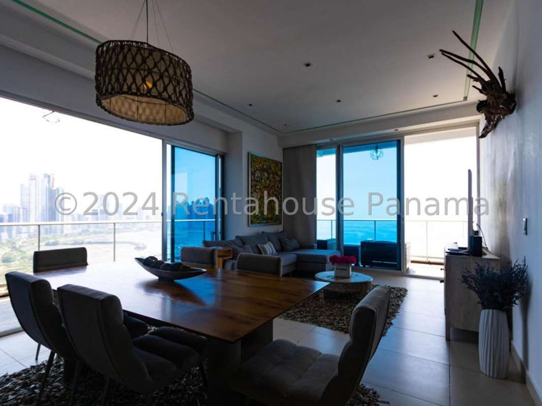 Second bedroom with large window city and skyline view PH BICSA Panama