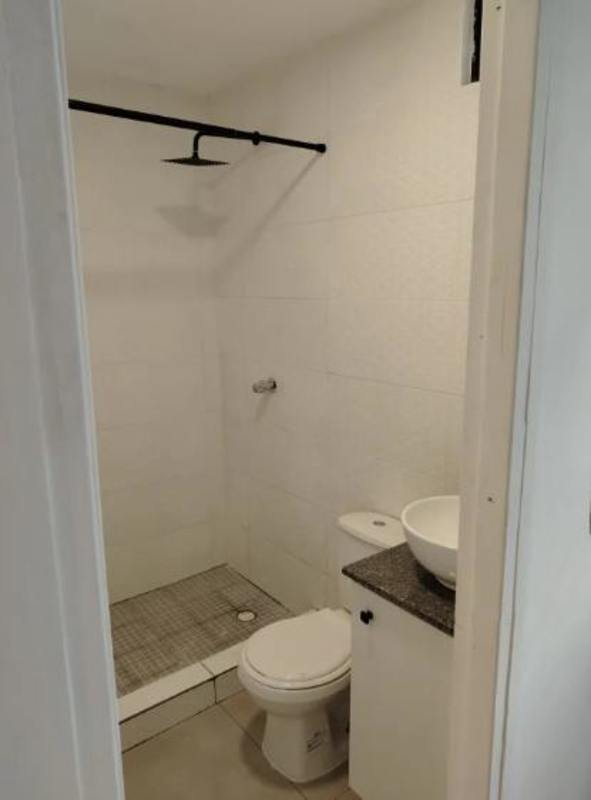 Compact modern bathroom with vessel sink, granite countertop, walk-in shower, PH Plaza 77 Vía Argentina Panama