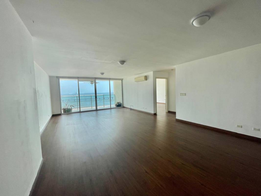 Kitchen with island, wood cabinets, ceiling fans and split AC PH Aquamarina Coco del Mar Panama