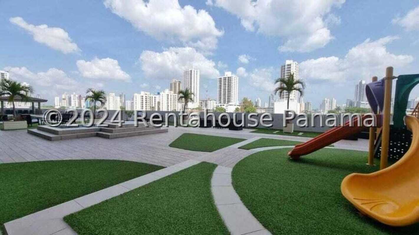 Rooftop terrace with children's play area and city views in PH Vista On The Park Panama