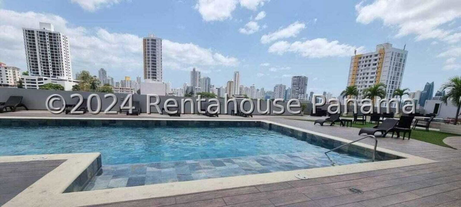 Infinity rooftop pool overlooking Panama skyline PH Vista On The Park