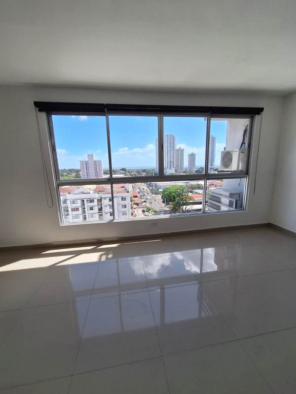 Bedroom with built-in closet and tiled flooring PH Parque Lindo II Parque Lefevre Panama