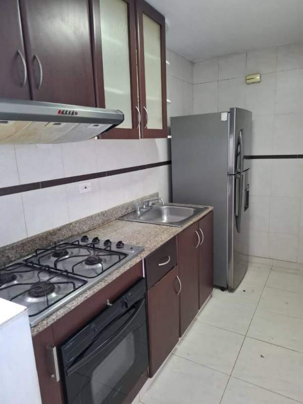 Minimalist bathroom shower pedestal sink apartment PH MacGregor Condado del Rey