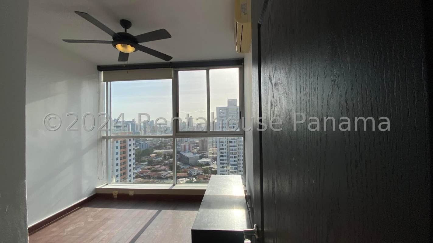 Bright bedroom with ceiling fan, city skyline view and split AC PH Vitro Tower Panama City