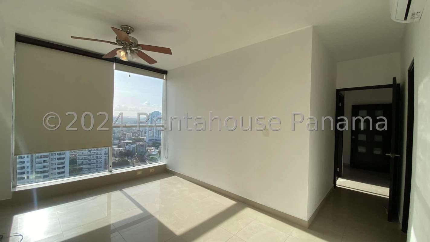 Bright bedroom with large windows, ceiling fan, split AC PH Vitro Tower Panama City