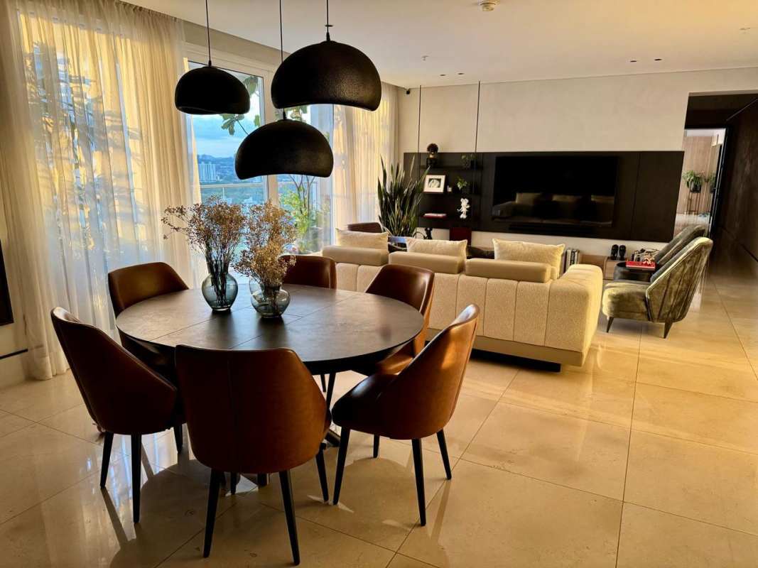 Luxury bedroom with ocean perspective, walk-in closet and ensuite marble bathroom in PH Windrose Coco del Mar Panama