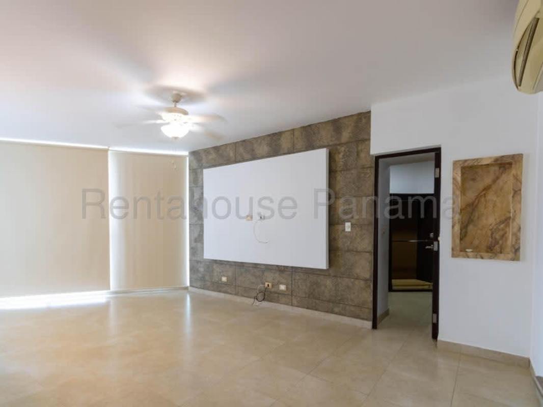 Luxury bathroom with marble walls, bathtub and double vanity PH Serena Panama