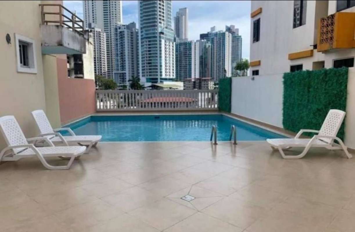 Community rooftop pool with city skyline lounge area PH Bella Vista Garden Panama City