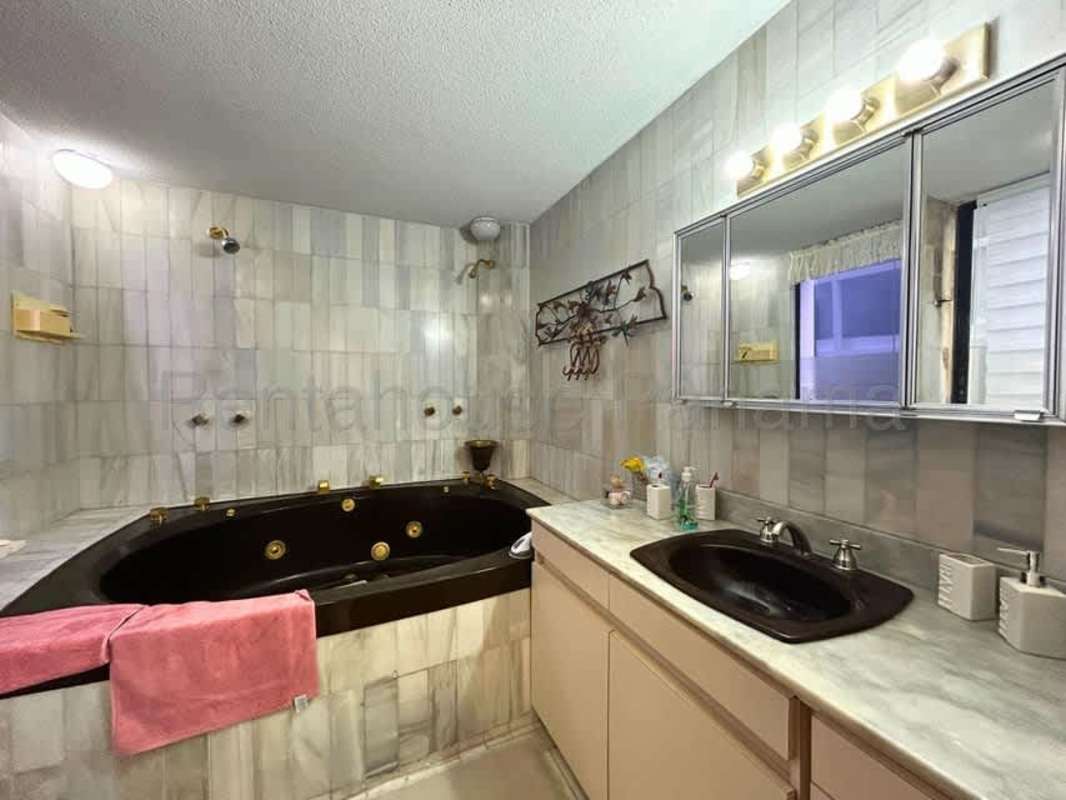 Elegant master bedroom with ocean view balcony, walk-in closet and jacuzzi bathroom PH La Gaviota Panama City