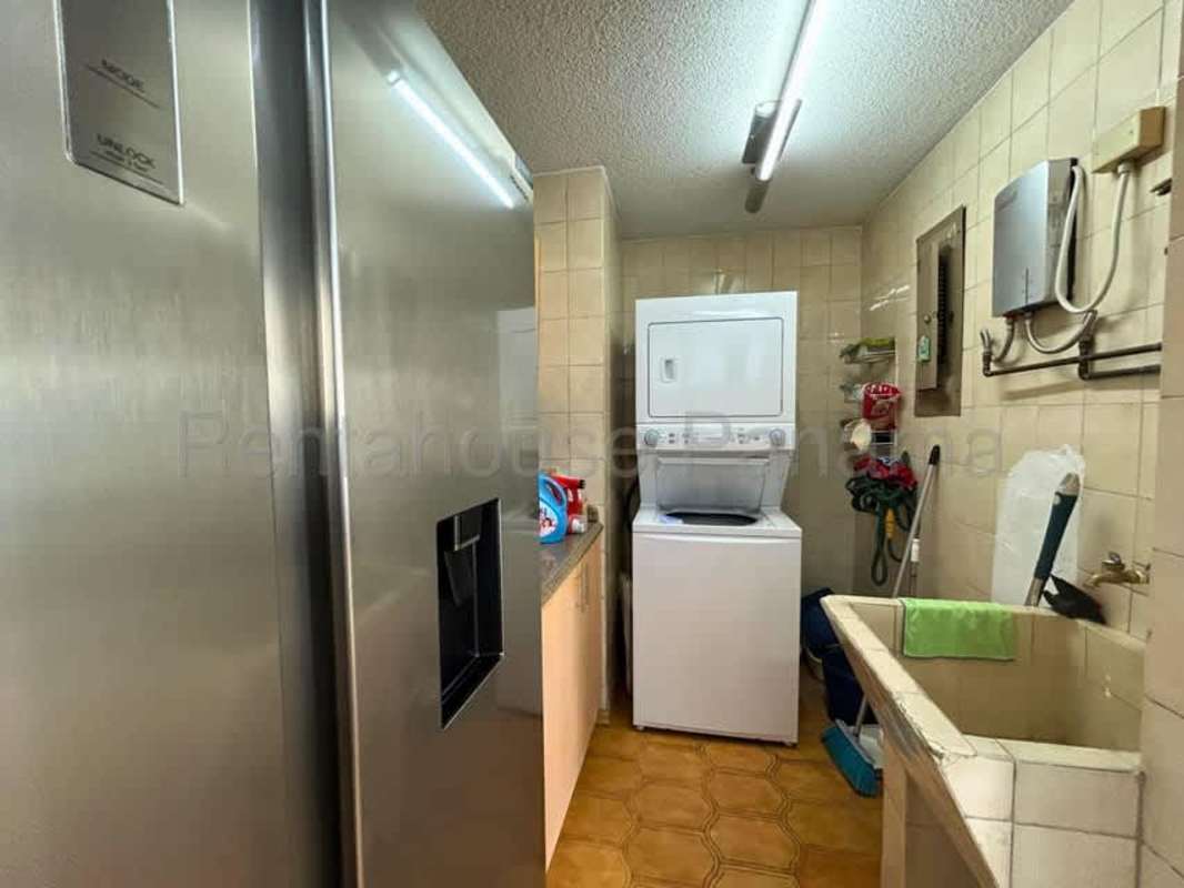 Marble bathroom with black jacuzzi tub and city view window at PH La Gaviota Panama
