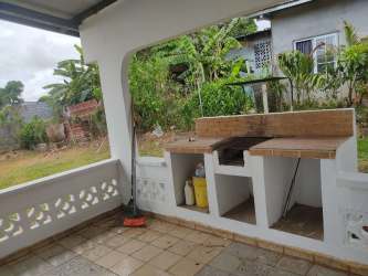 Outdoor patio area with built-in sink and garden at Barriada El Maestro home
