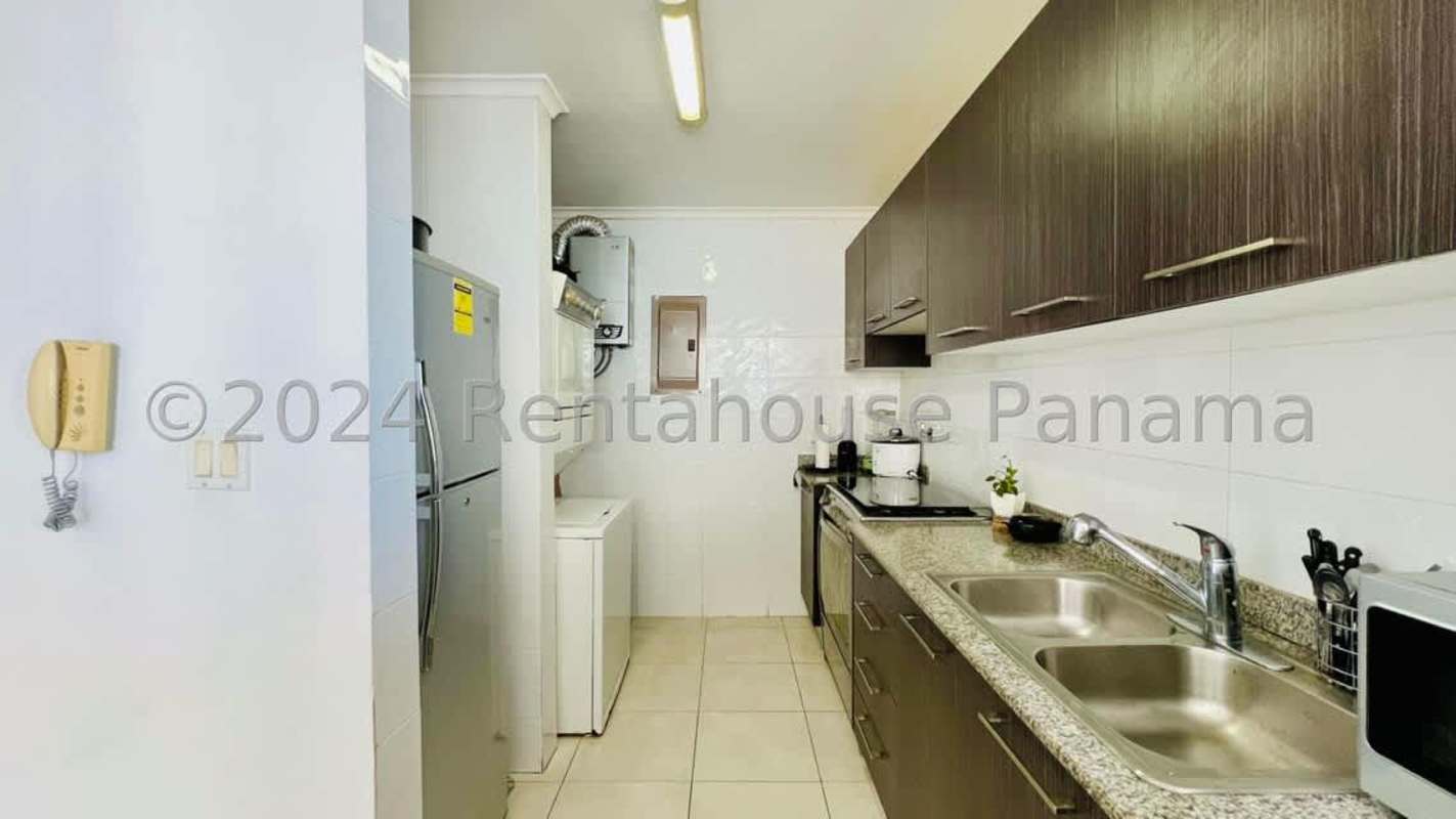 Modern kitchen granite countertop cabinets Edison Park Panama apartment