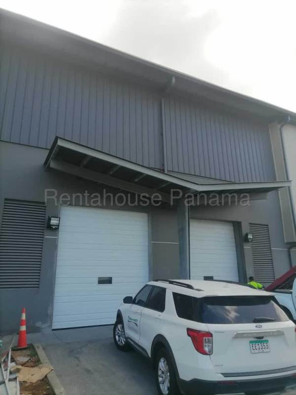 Industrial loading docks with lift-up garage doors for commercial warehouse use in Panama Pacifico
