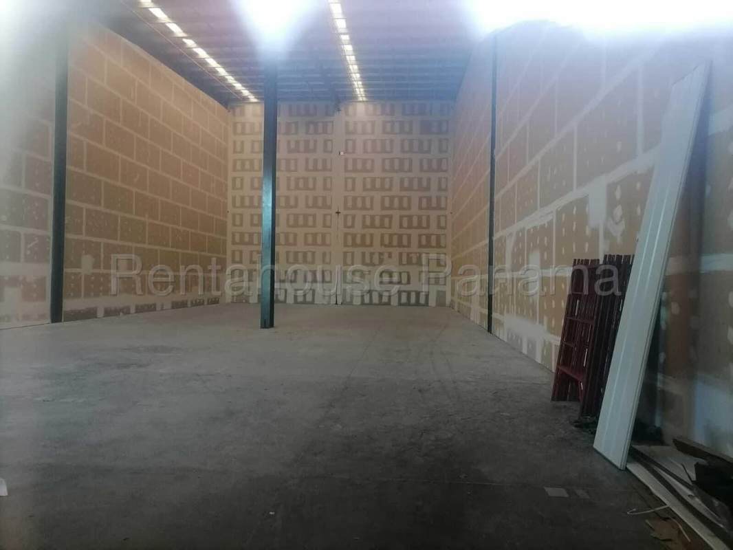 Interior of a modern industrial warehouse with exposed beams and concrete flooring at Panama Pacifico