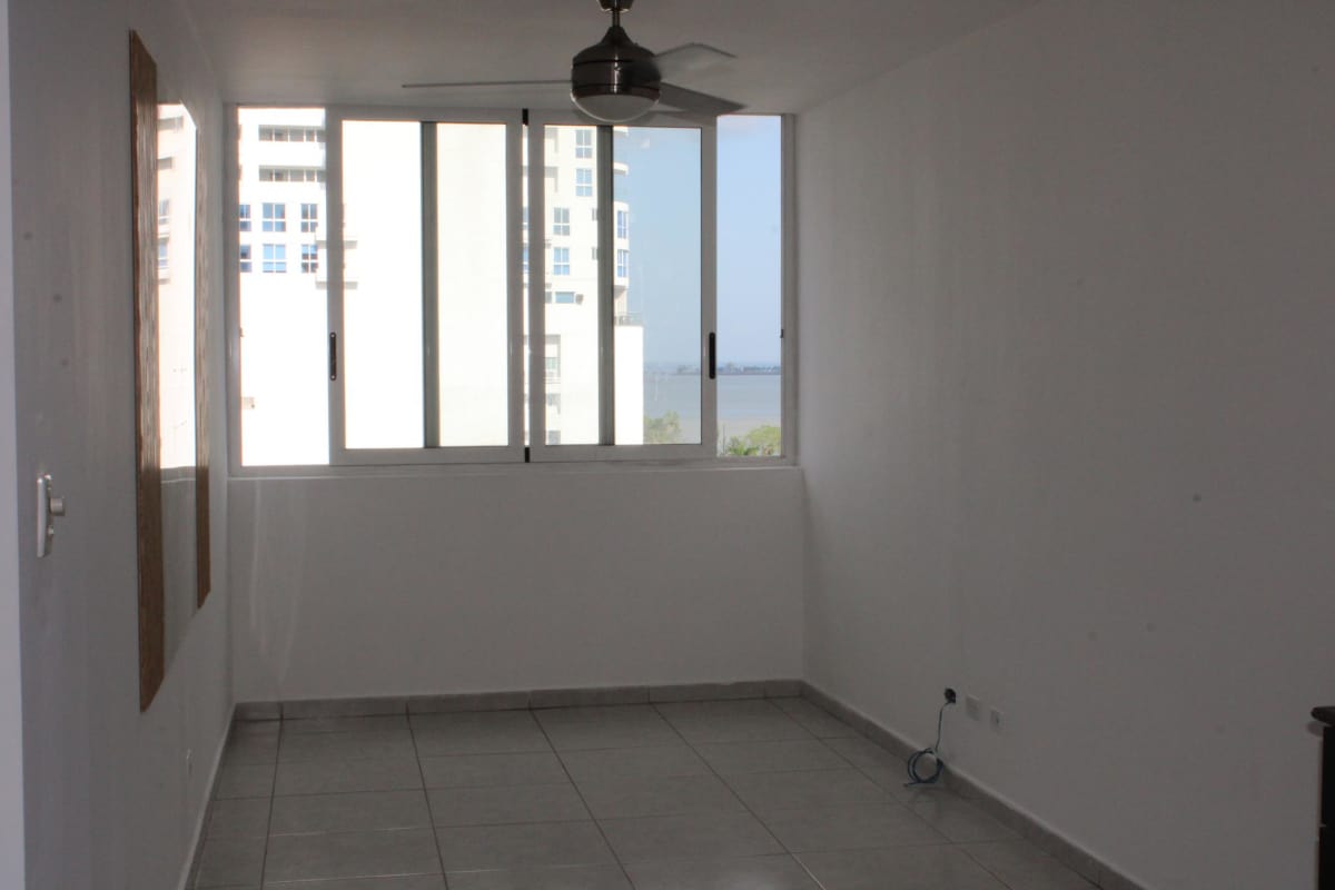 Infinity rooftop pool with panoramic city and ocean views at PH Bay View Avenida Balboa