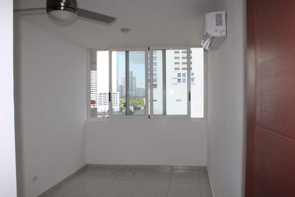Bedroom with bright window view, ceiling fan in PH Bay View Avenida Balboa